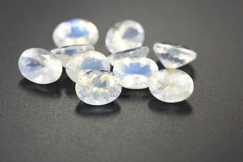 Moonstone | Gemstones from A-Z at Juwelo